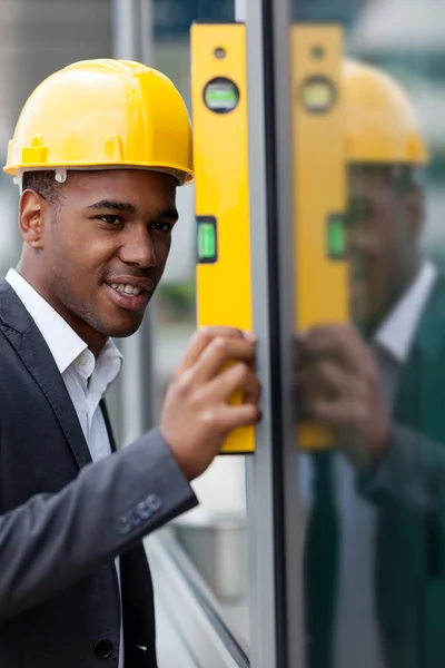 Construction engineer working with level — Stock Photo, Image