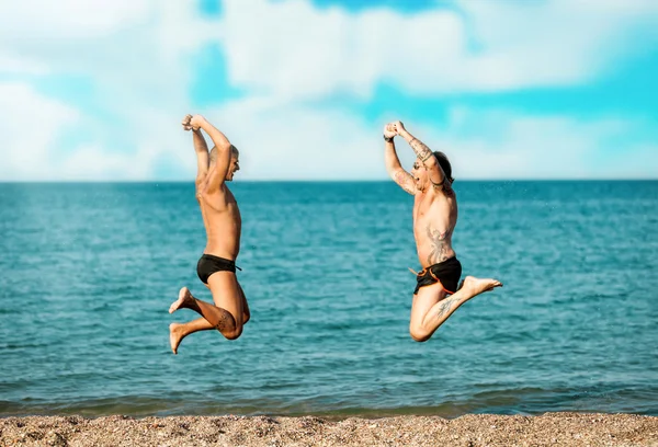 mutlu bir gay çift bir plaj atlama