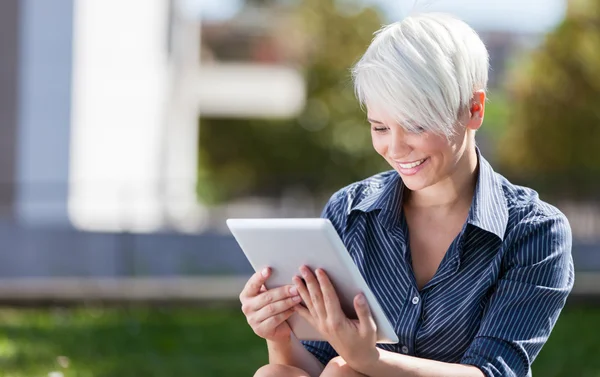 Geschäftsfrau draußen im Park mit Tablet-PC — Stockfoto