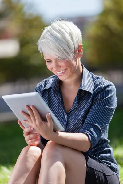 Zakenvrouw buiten in een park met tablet pc — Stockfoto