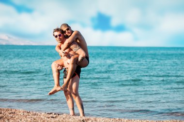 iki kişi birbirine sarılmayı seviyor