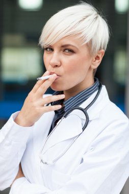 kadın doktor sigara içiyor
