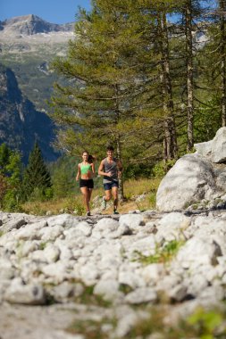 Genç çiftin sportif çalışan egzersizleri yapıyor