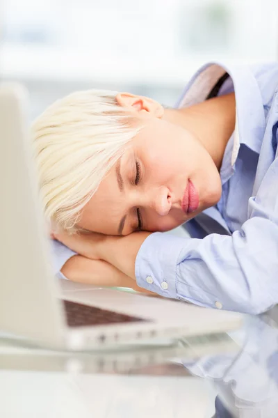 Mujer de negocios agotada duerme en el cuaderno — Foto de Stock