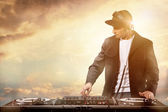 DJ játszik a naplemente