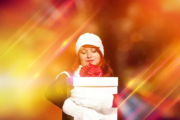 Noel hediyesi olan Kızıl saçlı kadın — Stok fotoğraf