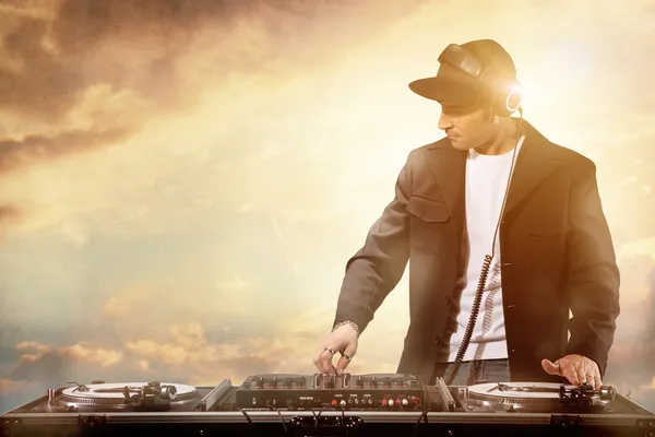 DJ está tocando ao pôr do sol — Fotografia de Stock