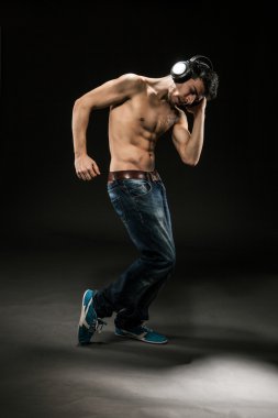 kulaklıklar ile dancing