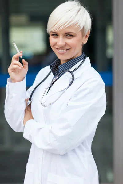 Femmina medico sta fumando — Foto Stock
