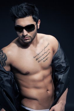 büyük abs ile seksi bir adam