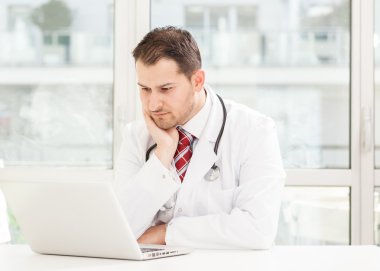 onun stüdyosunda çalışan genç bir erkek doktor