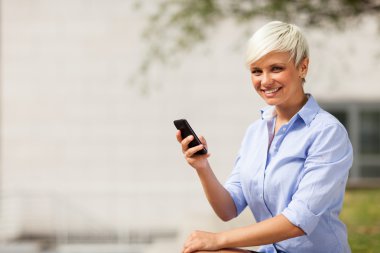 cep telefonu ile sarışın işkadını portresi
