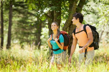 Çift ormanda yürüyüş yapıyor