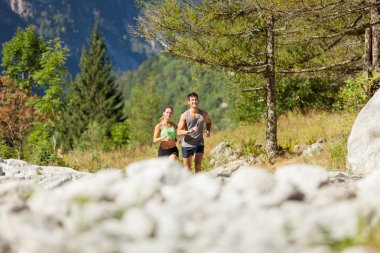 Genç çiftin sportif çalışan egzersizleri yapıyor