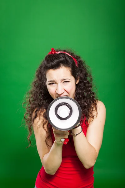 Молода жінка кричить через мегафон — стокове фото