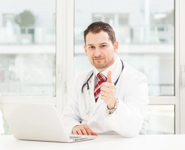 Joven médico masculino trabajando en su estudio — Foto de Stock