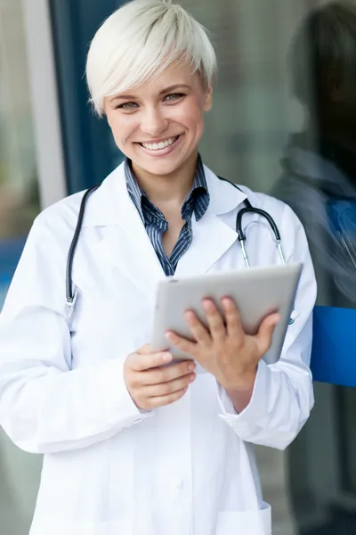 Улыбающаяся привлекательная женщина-врач со стетоскопом — стоковое фото