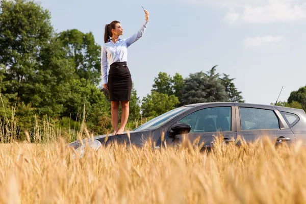 Affärskvinna forskande telefon signal — Stockfoto