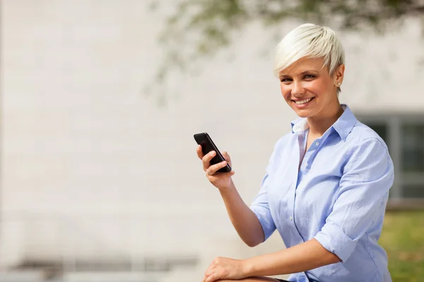Портрет блондинки-предпринимательницы с мобильным телефоном — стоковое фото