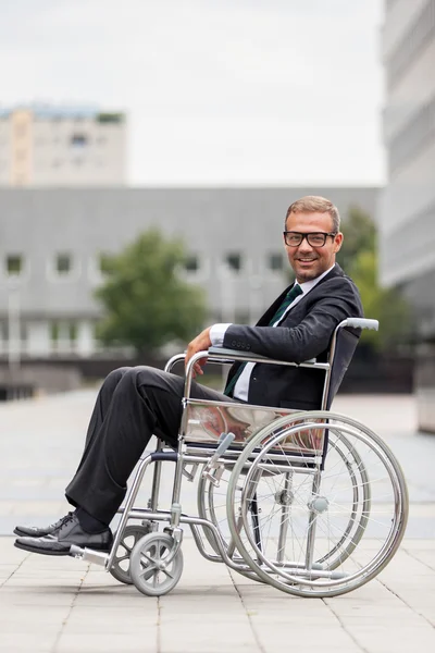 Zakenman op rolstoel — Stockfoto