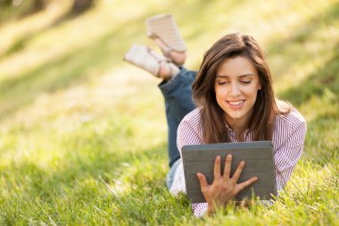 çim döşeme bir gülümseme ile esmer kadın