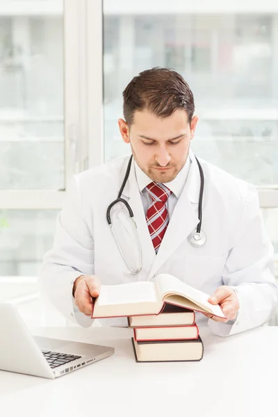 Médico masculino está estudando — Fotografia de Stock