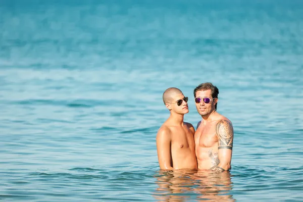 Gay coppia in acqua — Foto Stock