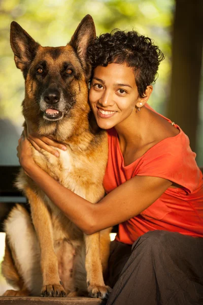 Lächelnde Frau umarmt ihren Schäferhund — Stockfoto