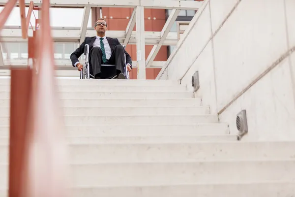 Zakenman op rolstoel voor trap — Stockfoto