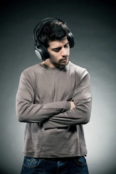 Man is listening to music while wearing headphones — Stock Photo, Image