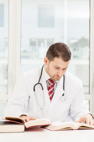 Il medico maschile sta studiando — Foto Stock