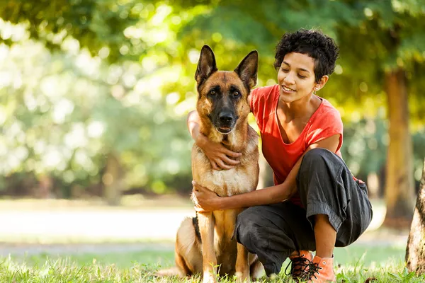 Portret van vrouw met Duitse herder — Stockfoto