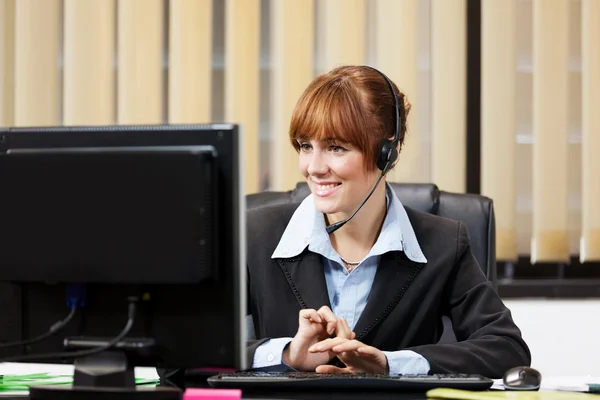 Ženské podpory asistent pracuje na helpdesk — Stock fotografie