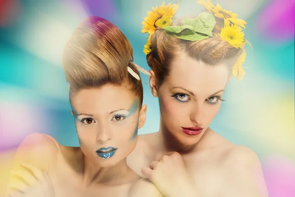 Deux femmes avec un grand maquillage et coiffure — Photo