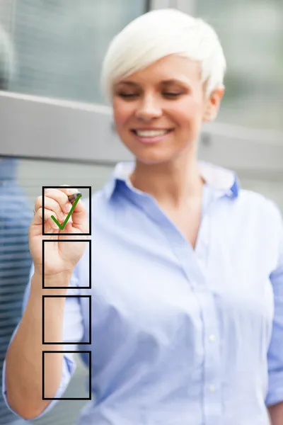 Female manager ist doing a checklist — Stock Photo, Image