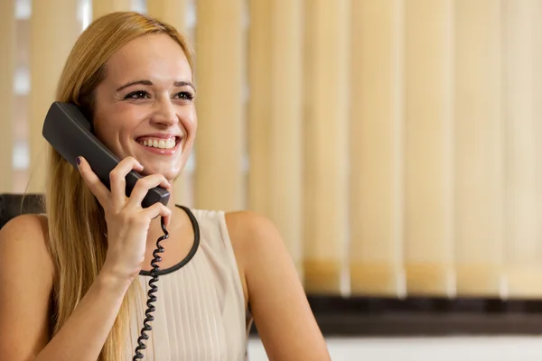 A empresária está a telefonar para o escritório. — Fotografia de Stock