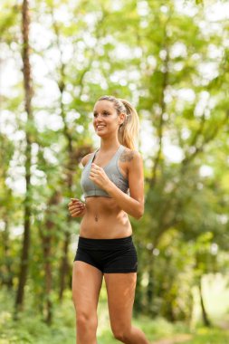 güzel sarışın kadın koşu egzersiz yapıyor