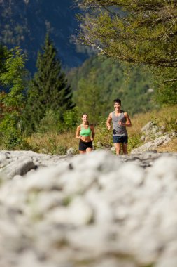 Genç çiftin sportif çalışan egzersizleri yapıyor