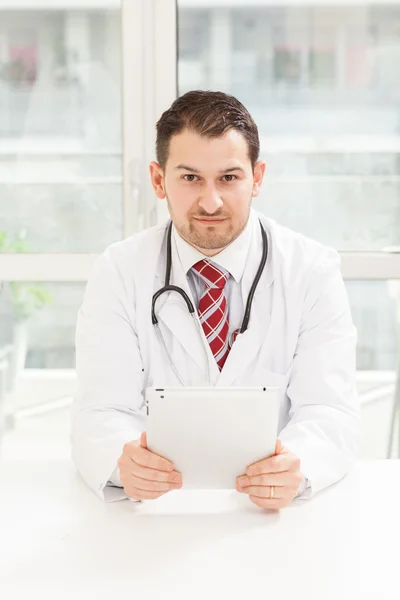 Médico masculino com tablet em seu estúdio — Fotografia de Stock