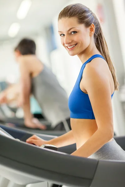 Glückliche junge Leute auf dem Laufband — Stockfoto