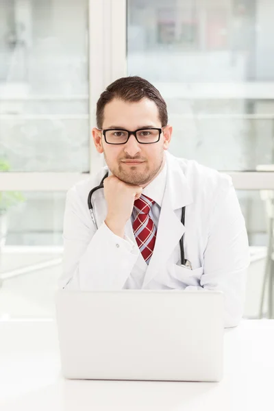 Młody mężczyzna lekarz z notebooka w pracowni — Zdjęcie stockowe