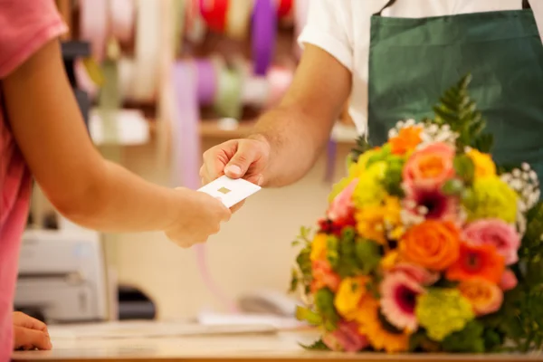 Woman is buying a colorful bouquet of flowers — Stock Photo, Image