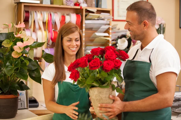 Dos floristas están trabajando. —  Fotos de Stock