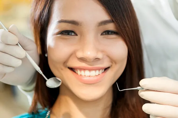 Retrato de hermosa mujer asiática sentada en el dentista — Foto de Stock