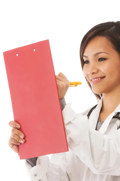 Улыбающаяся азиатская доктор с таблицей в руках — стоковое фото