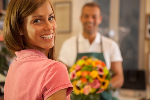 Woman is buying a colorful bouquet of flowers — Stock Photo, Image