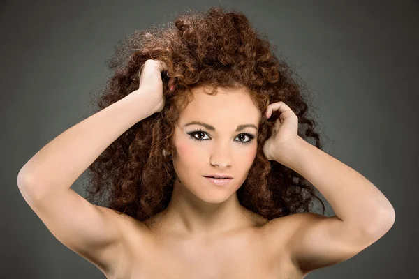 Retrato de belleza de mujer pelo rizado — Foto de Stock