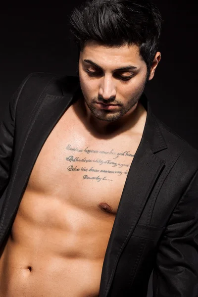 Sexy homem com Grande abs sobre preto isolado fundo — Fotografia de Stock