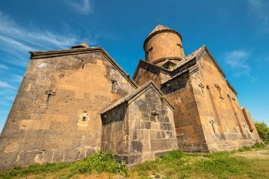 Saghmosavank Kilisesi ya da Mezmurlar Manastırı Ermenistan 'da popüler bir turizm merkezi. Kasagh Nehri 'nin kıyısında yer almaktadır.