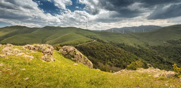 アルメニア山脈のプーシキン峠へと続く未舗装の村道のパノラマ 尾根上に風力発電所が設置されている — ストック写真